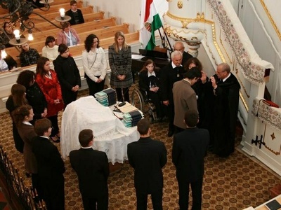 13 refis konfirmációja